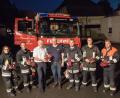 Bild: dtr
Die Übergabe der Schutzhandschuhe mit (von links) Hanna Eichner, Stadtbrandinspektor Maximilian Seiler, Zweitem Bürgermeister Horst Geißel, Scherdel-Geschäftsführer Maximilian von Waldenfels, Maximilian Roth, Jonathan Schmidt und Harald Eichner.