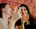 Bild: Jens Kalaene/dpa
Ein Glas mit den Mädels trinken und dabei über Gott und die Welt plaudern. Die wenige Zeit, die ich mittlerweile mit meinen Freundinnen habe, genieße ich lieber im Stillen.
