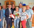 Bild: Andreas Royer
Glückwünsche und Geschenke zum 50. Geburtstag von Bettina Moser (Vierte von rechts) hatten (von links) Achim Bender, Peter Lehner, Bürgermeister Michael Göth, Armin Rüger, Reinhold Strobl, Ute Bender und Hermann Völlger als Vater der Jubilarin im Gepäck.