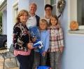 Bild: exb
CSU-Fraktionsvorsitzende Elisabeth Kraus und Bürgermeisterkandidat Marcus Eichenmüller (von links) überraschen alle Abc-Schützen – darunter auch Fabian Hirsch (Mitte), seine Schwester Tamara und Mama Brigitte.