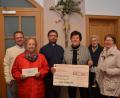 Bild: dob
Elfriede Riedlbauer, Hildegard Busch, Gertraud Gleixner und Ingeborg Bock (von links) überreichen 3000 Euro für Missionseinrichtungen. Einen Teil nimmt Dekan Alexander Hösl (links) mit auf seine zweite Israelreise. Pater Rafal Burnicki (Dritter von links) erhält 500 Euro für seine Aufgaben in seiner Heimat Polen.