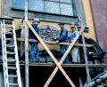 Bild: Archiv Treml/exb
Die Montage des von der Stadt Waldsassen gestifteten Bronze-Wappens über dem Portal der Kirche durch die Mitarbeiter des Städtischen Bauhofs im November 1969.