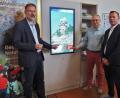 Bild: Bühner
Die interaktive Geopark-Informationsstelle präsentieren (von links) Geopark-Geschäftsführer Andreas Peterek, VHS-Bereichsleiter Harald Krämer und VHS-Geschäftsführer Stefan Frischholz.