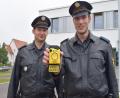 Bild: szl
Polizeihauptmeister Markus Jobst und Polizeiobermeister Florian Riedl (von links) präsentieren die Body-Cam als neues Einsatzmittel der Polizieiinspektion Tirschenreuth.