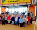 Bild: gac
Die Erstklässler der Pestalozzi-Schule versammelten sich mit ihrer Schulleiterin Gunda Köstler (hinten links), Bürgermister Michael Göth (Zweiter von links), Gernot Schötz (rechts) und Rosalia Wendl (Zweite von rechts) von der Verkehrswacht, Schulamtsdirektor Gerald Haas (Dritter von links) und den Vertretern der Polizei, um die Kampagne zur Schulwegsicherheit zu eröffnen.