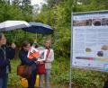 Bild: inl
Trotz des Regens führte Elisabeth Kummer (Mitte) fundiert in die Geschichte des Bleierzabbaus in der Region Freihung ein und arbeitete mit historischen Plänen, Zeichnungen und Fotografien um ihre Erklärungen anschaulich zu machen.