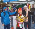 Bild: slh
Die Sportlerin Franziska Hildebrand (Zweite von links) verewigte sich mit ihrer Unterschrift auf dem neuen Jugendgewehr der Naabtalschützen. Mit im Bild (von links) Wolfgang Hildebrand, Schützenmeister Karl Eckert und Organisator Jürgen Pletl.