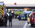 Bild: Christopher Harms
Polizisten stehen an der Anschlussstelle Hellersdorf auf der A10 nordöstlich von Berlin.