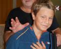 Bild: du
Eine lebende Riesenstabheuschreke aus Australien lässt der 13-jährige Tim Ströhle unter der schützenden Hand seines Vaters und Börsensekretärs Manfred Ströhle bei der Schau in Schirmitz über seine Schulter krabbeln.