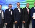 Bild: Petra Hartl
Bei den Beteiligten herrschte große Freude über den Förderbescheid: Von links Dr.-Ing. Ragnar Warnecke, Geschäftsführer GKS, Martin Zwielehner, SAR, Bürgermeister Michael Göth, MdL Harald Schwartz, Prof. Arndt Bode, Präsident der Bayerischen Forschungsstiftung, Albert Füracker, Staatsminister der Finanzen, Prof. Dr. Andreas Hornung, Institutsleiter Fraunhofer Umsicht Sulzbach-Rosenberg, und Martin Meiller, Projektleiter.