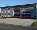 Bild: jr
Das neue Gerätehaus der Feuerwehr Groschlattengrün erhält am Sonntag, 15. September, bei einem Festakt den kirchlichen Segen. Auf dem Programm des Tages stehen auch ein Festgottesdienst und ein Festzug. Gefeiert wird bereits am Samstagabend.