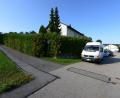 Bild: bey
Deutlich als Fußweg ist die Verbindung von der Straße "Herrenpoint" zum Radweg entlang der Kreisstraße beim ehemaligen Café Piehler ausgeschildert. Kinder bis zu zehn Jahren dürfen den Weg mit ihren Fahrrädern befahren, Kinder bis zu acht Jahren auch in Begleitung der Eltern. Eine Vorfahrtsberechtigung gegenüber der Straße "Herrenpoint" (rechts) kann daraus nicht abgeleitet werden.