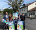 Bild: Maria Müller
Raigeringer Schüler stellen gemeinsam mit Befürwortern der Aktion die Plakate der Jungen Union aus dem Stadtteil vor.