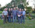Bild: do
Bei einem Abschiedsabend ehren Jagdgenossenschaft und Jagdpächter der Jagdgenossenschaft Tremmersdorf den langjährigen Jagdvorsteher Thomas Gmelch (Zweiter von rechts). Thomas Walter (von links), Martin Rodler, Mario Gittler, Alfred Petraczeck, Jagdvorsteher Martin Wiesend, Schatzmeister Peter Hösl und zweiter Vorsitzender Rudolf Henfling gratulieren.