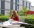 Bild: Wiesel/OTH Amberg-Weiden
Eine Studentin vor der Wohnanlage „Am Eisberg“ in Amberg. Hier liegen die Preise für eine Studentenwohnung zwischen 236 und 291 Euro – das ist weniger als die Hälfte im Vergleich zu München.