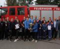 Bild: kro
Die drei top-platzierten Jugendfeuerwehren beim 14. Werner-Baier-Gedächtnismarsch: Die Jugendfeuerwehr aus dem fränkischen Vordorf, der Sieger aus Guttenberg und die Drittplatzierten aus Löschwitz/Kaibitz (von links) mit Ausbildern, Verantwortlichen und Ehrengästen.