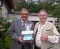 Bild: pkec
Bürgermeister Martin Preuß gratuliert im Namen der Stadt dem Jubilar Andreas Fleischmann (rechts).