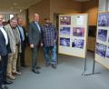 Bild: jr
Sie freuten sich über die Eröffnung der Bilderausstellung mit dem Titel "Gegen das Vergessen" in der Mitterteicher Filiale der Volksbank Raiffeisenbank: (von rechts) Fotograf Jürgen Lauterbach, Geschäftsstellenleiter Dieter Ernstberger, Regionalmarktleiter Manfred Steckermeier, Michael Hahn vom Sozialdienst der KJF-Werkstätten und Werkstätten-Leiter Karl G. Kick.