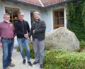 Bild: sl
Pfarrer Adam Nieciecki begrüßt offziell den neuen Kindergartenleiter Patrick Schu mit Kirchenpfleger Hubert Zitzmann (von rechts) vor der Einrichtung.