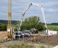 Bild: bey
Am Donnerstagmorgen wurde mit dem Betonieren der Bodenplatte für das Sportheim begonnen.