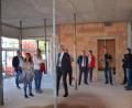 Bild: Lowak
Der Rohbau steht. Die Architekten Armin Juretzka und Mirko Bertl führen den Stadtrat durch die Räume des Kindergartenanbaus.