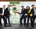 Bild: Petra Hartl
VR-Bank-Vertriebsleiter Markus Hirsch, -Marketingchef Thomas Retzer, -Vorstand Dieter Paintner, Stadtwerke-Geschäftsführer Stephan Prechtl, Violetta Meyer und Vertriebsleiter Thomas Reiß (von links), ebenfalls von der städtischen Tochtergesellschaft, präsentieren ihr neues gemeinsames Kind namens DEINS. Es rangiert auch auf dem Werbebanner unter dem Motto „grün, regional, dahoam“.