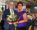 Bild: Bühner
Blumen zum Abschied überreicht Pflegedirektor Thomas Baldauf an die scheidende Schulleiterin Beate Mark.
