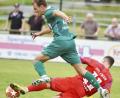 Bild: Hubert Ziegler
Der Gebenbacher Bastian Freisinger (links) überspringt in dieser Situation den Chamer Stefan Meyer, richtig von der Stelle kommt die DJK in dieser Saison aber noch nicht. Nach neun Spielen hat der Vizemeister zwölf Punkte auf dem Konto.