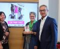 Bild: stg
Rührten die Werbetrommel für das Filmgespräch am kommenden Dienstag: Bürgermeister Werner Nickl sowie die beiden Mitglieder der Fairtrade-Steuerungsgruppe Elke Burger und Heidrun Schelzke-Deubzer (von links).