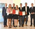 Bild: Körber-Stiftung/ Susanne Hesping
Landessieger Teresa Bodenmeier, Susann Grochowina und Sebastian Kneidl (vorne von links) freuen sich mit ihren Tutoren Jochen Runkel und Christian Obermayer (hinten, zweiter und dritter von links) über die Urkunden, überreicht vom Ministerialdirektor des Kultusministeriums Herbert Püls (hinten links) und dem Vorstandsmitglied der Körber-Stiftung Thomas Paulsen (hinten rechts).