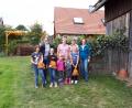 Bild: bej
Heidi Süß (Zweite von rechts) stellte ihren Garten für das "Erpflgrom" des Gartenbauvereins zur Verfügung. Die Kinder und auch die Vorstandsmitglieder Stefanie Lacher, Stefanie Schauer und Gertraud Rötzer (von links) hatten viel Spaß bei der Aktion .
