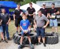 Bild: lep
Vorsitzender Manuel Lauterbach (vorne rechts) gratuliert den Siegern zu dem Kraftakt: Team Böhm (von links) belegt den dritten Platz, Team Apfelbach II den ersten Platz und das Team Apfelbach I den zweiten Platz. Das Kinderteam "Eicher DIesel" macht in seiner Kategorie den ersten Platz.