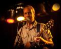 Bild: Paul Needham
Nach vielen Jahren Pause spielt Chris Cacavas wieder einmal in Weiden. Auf der Akustik-Gitarre präsentiert er Songs von seinen elf Soloalben – vom ersten aus dem Jahr 1987 bis zur letzten Veröffentlichung 2013.
