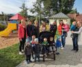 Bild: gz
Stefanie Kaiser-Lehner, Nicola Hummer, Kindergartenleiterin Ramona Zangl (von links) und Kathrin Zinkl (Zweite von rechts) und das Team der Kinderkrippe freuen sich über den Kinderwagen.
