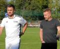 Bild: gb
Co-Trainer Christoph Hegenbart (links) und Chefcoach Andreas Lang schauten schon zur Pause auf dem Weg in die Kabine bedröppelt drein: Ihr schwacher SV Mitterteich unterlag dem TSV Neudrossenfeld klar mit 0:3.