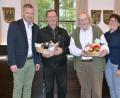 Bild: zch
Musikschulleiter Tobias Böhm (links) und stellvertretende Musikschulleiterin Carol Bischoff (rechts) verabschieden Alois Fischer (Zweiter von links) und Siegbert Bauer (Zweiter von rechts) in den Ruhestand.