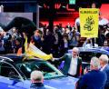 Bild: Uwe Anspach/dpa
Während des Eröffnungsrundgangs von Bundeskanzlerin Merkel (CDU) auf der IAA versucht ein Mann am Stand von Volkswagen einer Aktivistin der Umweltschutzorganisation Greenpeace ihr Transparent mit der Aufschrift „Klimakiller“ zu entreißen.