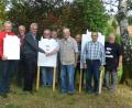 Bild: rat
Erfreut überreicht Karl Eichhorn (Vierter von rechts), Ältester der Seniorengruppe "Wir für Ebnath", die Plakattafeln an Bürgermeister Manfred Kratzer.