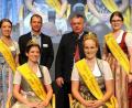 Bild: Stephan Huber
Katharina Gegg aus Neuburg und Alexandra Krumbachner aus Traunstein (vorne von links) sind Bayerns neue Honigkönigin und -prinzessin, hier flankiert von ihren Vorgängerinnen Katharina Eder (links) und der Weidenerin Doris Grünbauer (rechts), die 2017 erstmals ins zweijährige Amt gewählt wurde. Inthronisiert wurden die neuen Hoheiten von Imker- und BBV-Präsident, Stefan Spiegl bzw. Walter Heidl (von links).