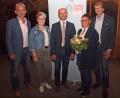 Bild: sön
Nominierung erfolgreich gemeistert: Kreisrat Michael Rischke (rechts), Poppenrichts Bürgermeister Roger Hoffmann und Lisa Hartinger, Bürgermeisterkandidatin der Kümmersbrucker SPD gratulierten Johann Ram zur Nominierung. Blumen gab es für Rams Ehefrau Sonja (von links).