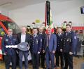Bild: jma
Kommandant Torsten Goß (von links), Bürgermeister Jürgen Kürzinger, Fabian Leipold, Kreisbrandrat Marco Saller, Albert Nickl, Daniel Albersdorfer und Vorsitzender Wolfgang Böhm heißen das neue Feuerwehr-Fahrzeug willkommen.