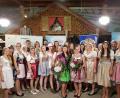 Bild: Judith Lehner
Viele der Bewerberinnen waren am Samstag in den Trachtenhof Nübler gekommen - in der Hoffnung, als Siegerin nach Hause zu gehen. Die Siegerinnen sind Jenny Wurster (26) und Sophia Dotzler (18) (vorne mittig, von links) .