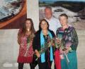 Bild: weu
Der Vorsitzende des Kunstvereins Unverdorben, Peter Wunder, stellte bei der Eröffnung der Kunstausstellung „Ahoj 19“ die drei Künstlerinnen Susanne Heinrich, Eva Felixová und Rosa Heuberger (von links) vor.