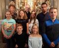 Bild: exb
Die Gewinner des Preisausschreibens, mit im Bild Pfarrer Armin Maierhofer (Mitte hinten), Rosa Schöner (links hinten) und die Ministranten.