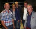 Bild: wro
Der Triebendorfer Dorferneuerung stehe nichts mehr im Wege, versprachen (von rechts) Bürgermeister Toni Dutz, Frank Langguth, Dr. Emil Lehner, Christina Lehner und Hubert Konz.