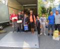 Bild: adj
Kräftig anpacken müssen die Helfer, um die angelieferten Spenden in die Fahrzeuge zu verladen. Amanda Castillo-Schmidt freut sich über den Erfolg der Sammlung.