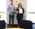 Bild: exb
Felix Schmeller überreichte der treuen Mitarbeiter Daniela Raab im Namen der Geschäftsleitung die Urkunde, Blumen und Präsente.