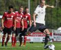 Bild: Büttner, Gerhard
Johannes Renner (rechts) gleicht mit einem Elfmeter zum 1:1 für Grafenwöhr aus. Am Ende aber verliert die Sportvereinigung das Aufsteigerduell gegen den BSC Woffenbach mit 2:4.