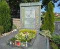 Bild: jr
Das Grab der Therese Neumann am Konnersreuther Friedhof ist noch immer Anziehungspunkt vieler Gläubiger und Verehrer der Resl. Am Mittwoch findet der 15. Große Gebetstag um die Seligsprechung der Therese Neumann statt. Nach dem Gottesdienst wird hier am Grab um die Seligsprechung gebetet.