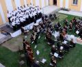 Bild: do
Der Philharmonische Chor Qingdao aus dem Reich der Mitte und die jungen Musikerinnen und Musiker des Ostbayerischen Jugendorchesters schaffen bei einem Konzert im Innenhof des Klosters Speinshart mit chinesischen Liedern und westlichen Melodien eine abwechslungsreiche und faszinierende Klangwelt